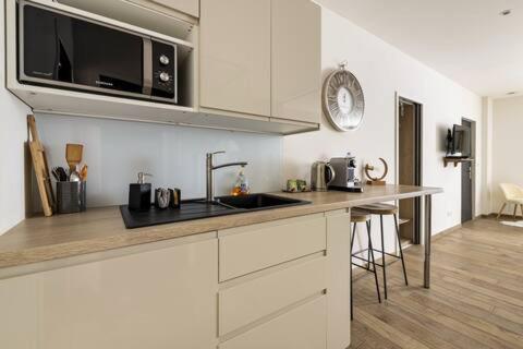 Studio Chic Avec Salon Et Terrasse Privee Apartment Tourcoing Ngoại thất bức ảnh